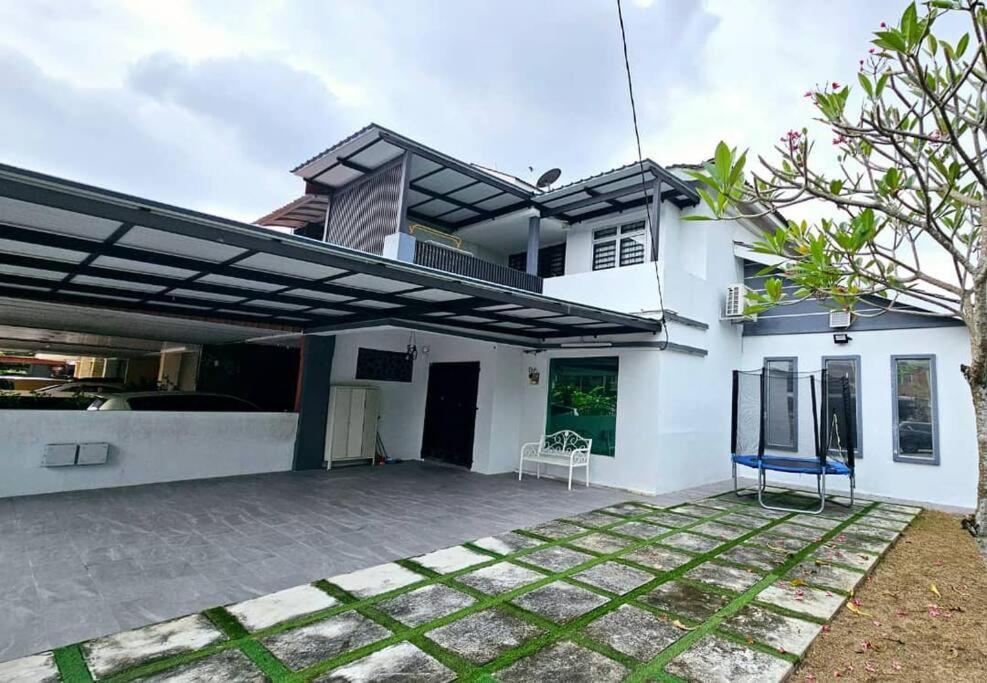 Modern Cozy House 4room10pax @near Sunway Carnival